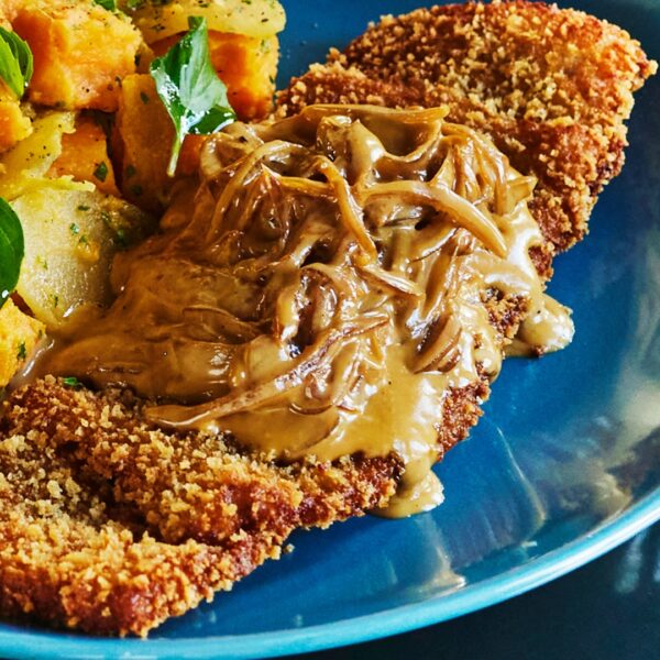 Pork fillet mignon breaded in onion and beer sauce